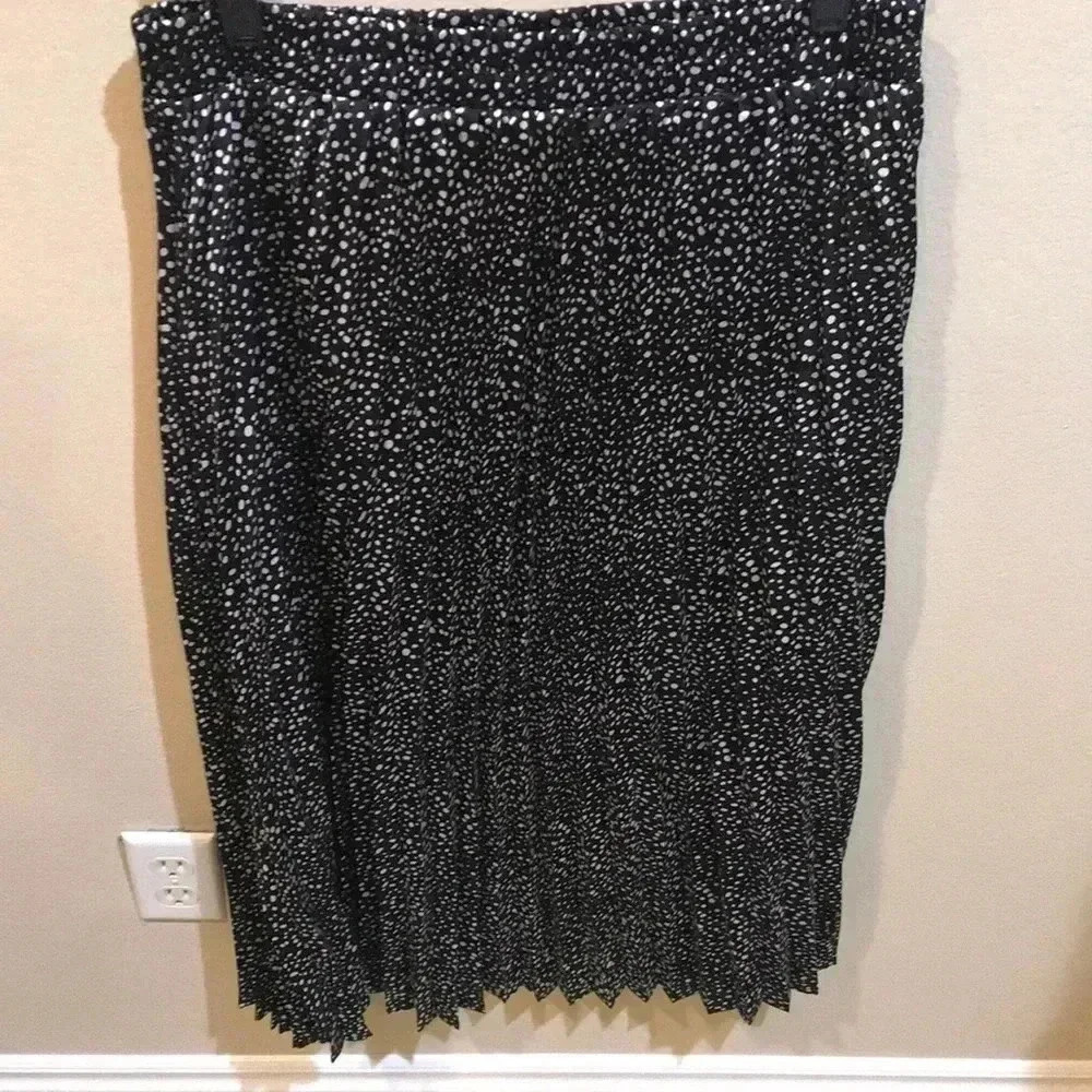 Black and White Polka Dot Pleated and Lined Elastic Waist Midi Skirt-L